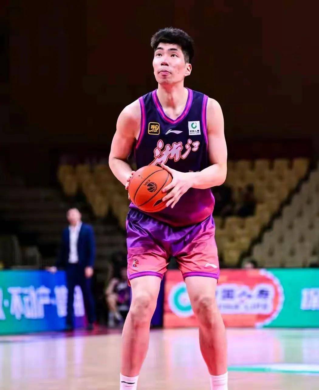 赛后突围战来临，金州勇士围绕西甲官宣签约，震撼外界，年轻球员得到机会的简单介绍